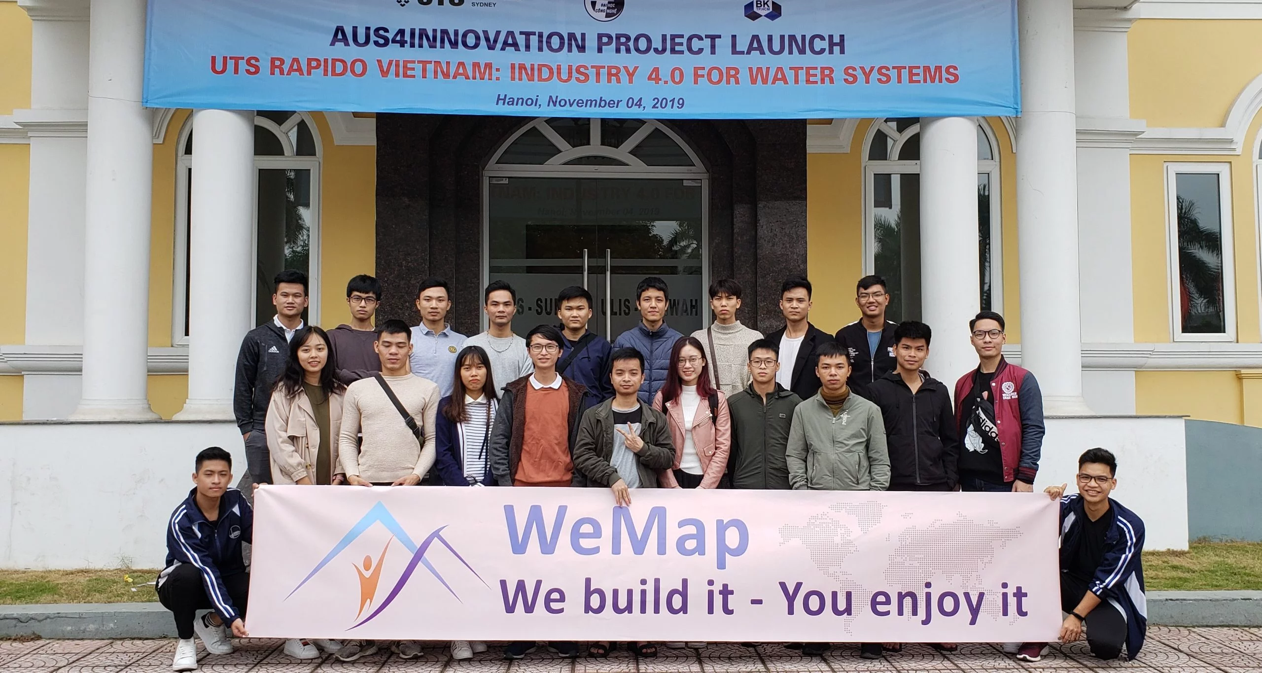 WeMap Team chụp ảnh lưu niệm